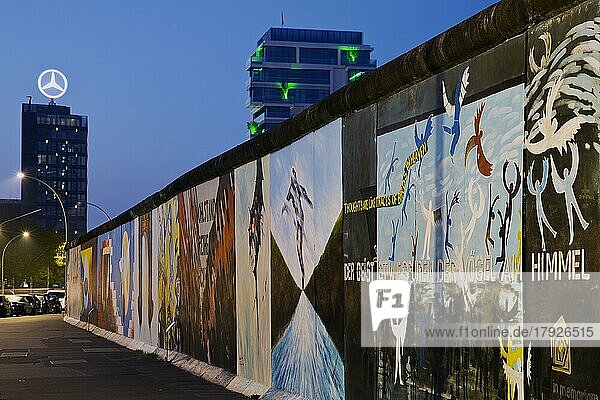 Wandmalerei an der Berliner Mauer mit Mercedes Stern  Berlin  Deutschland  East Side Gallery in der blauen Stunde  Berlin  Deutschland  Europa