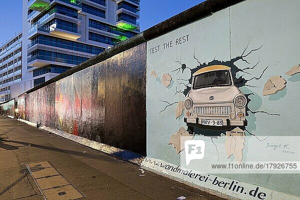 Wandmalerei auf dem Rest der Berliner Mauer mit dem Titel (Test The Rest)  Trabi durchbricht Mauer  Künstlerin Birgit Kinder  East Side Gallery  Berlin  Deutschland  Europa