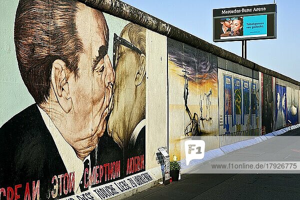 Bruderkuss  Gemälde von Dmitri Vrubel auf einem Rest der Berliner Mauer mit Werbung für Tabakgenuss  East Side Gallery  Berlin  Deutschland  Europa