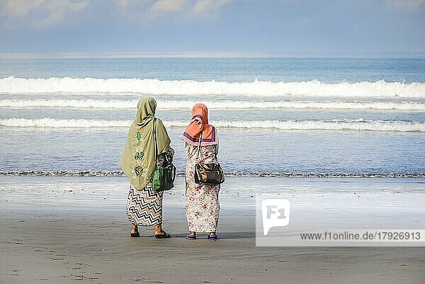 Muslimische Frauen am Strand von Bali