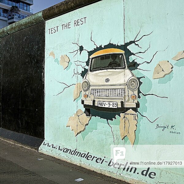 Wandmalerei auf Rest der Berliner Mauer mit dem Titel (Test The Rest)  Trabi durchbricht Mauer  Künstlerin Birgit Kinder  East Side Gallery  Berlin  Deutschland  Europa