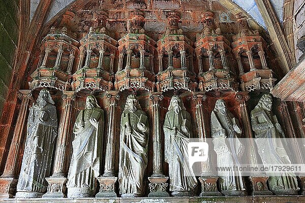 Gemeinde Guimiliau  Figuren am Hauptportal der Kirche  Bretagne  Frankreich  Europa