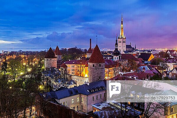 Luftaufnahme der beleuchteten mittelalterlichen Altstadt von Tallinn bei Nacht  Estland  Europa