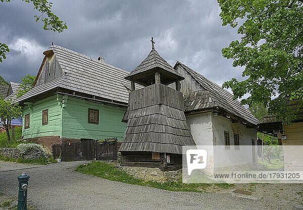 Bunt bemalte Holzhäuser und Glockenturm im Dorf Vlkolinec  Unesco Welkulturerbe  Ru?omberok  ?ilinský kraj  Slowakei  Europa