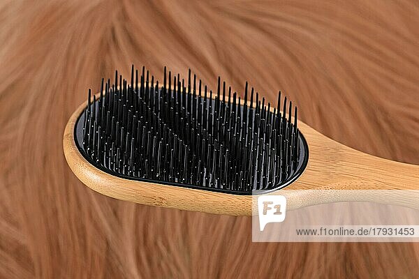 Detangler Haarbürste mit unterschiedlich langen Borsten  um das Haar zu trennen  anstatt es herunterzuziehen