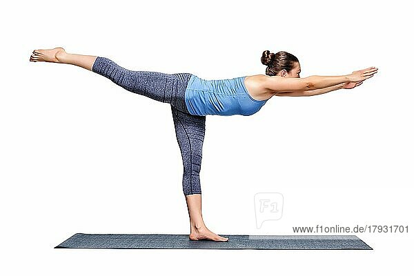 Schöne sportliche fit Frau Praktiken Yoga Asana Virabhadrasana 3  Krieger 3 Pose vor weißem Hintergrund