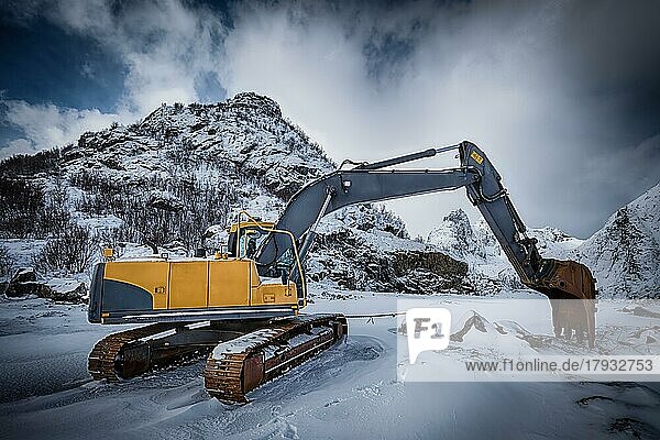 Alter Bagger mit Baggerschaufel im Winter. Straßenbau im Schnee. Lofoten-Inseln  Norwegen  Europa