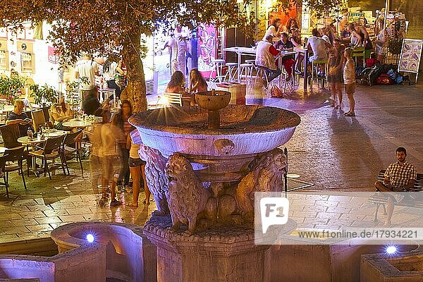 Nachtaufnahme  künstliche Beleuchtung  Venezianischer Morosini-Brunnen  Detail  Verwischte Passanten  Innenstadt  Altstadt  Heraklion  Hauptstadt  Insel Kreta  Griechenland  Europa