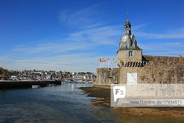 Am Hafen von Concarneau  die suedwestliche Ecke der Stadtmauer der Ville close mit Uhr und Sonnenuhr  Bretagne  Frankreich  Europa