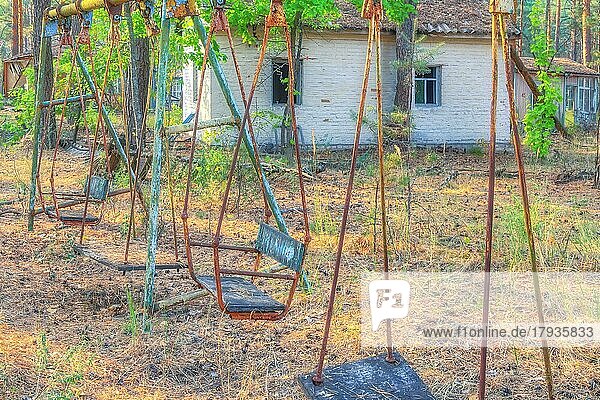 Schaukel  Kinderferienlager Isumrudnyi  Lost Place  Sperrzone Tschernobyl  Ukraine  Osteuropa  Europa