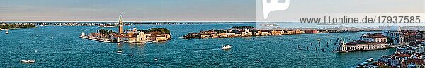 Panorama der Lagune von Venedig und der Kirche San Giorgio di Maggiore und Santa Maria della Salute mit Booten und Vaporetto bei Sonnenuntergang vom Glockenturm des Campanile di San Marco  Venedig  Italien. Kamera horizontal schwenken