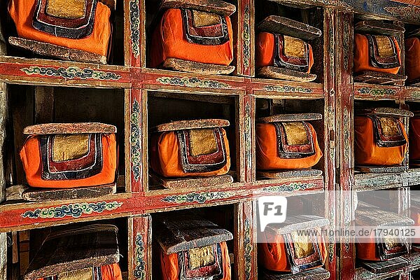 Folios alter Handschriften in der Bibliothek von Thiksey Gompa (tibetisch-buddhistisches Kloster) . Ladakh  Indien  Asien
