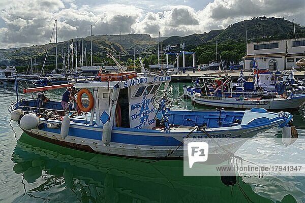 Hafen von Tropea mit Fischerboot  Tropea  Vibo Valentia  Kalabrien  Süditalien  Italien  Europa