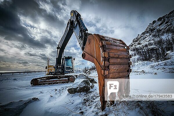 Alter Bagger mit Baggerschaufel im Winter. Straßenbau im Schnee. Lofoten-Inseln  Norwegen. HDR-Bild mit hohem Dynamikbereich
