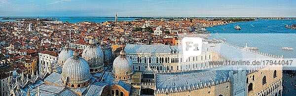 Luftbildpanorama von Venedig mit Markusdom  Markusplatz und Dogenpalast bei Sonnenuntergang vom Glockenturm des Markusdoms  Venedig  Italien. Kamera horizontal schwenken