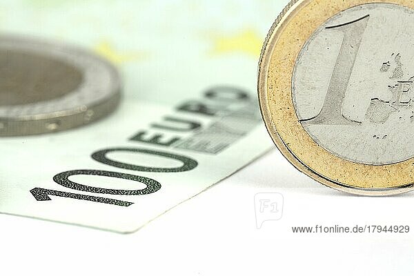 Ein Euro Münze  Banknote  100 Euro