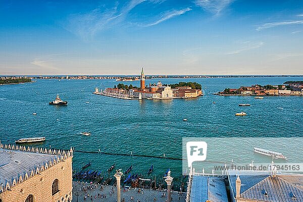 Berühmtes italienisches Reiseziel  Blick auf die Lagune von Venedig  San Giorgio di Maggiore  Markusplatz mit Gondeln und Vaporetto-Verkehr bei Sonnenuntergang vom Glockenturm des Markusdoms  Venedig  Italien  Europa