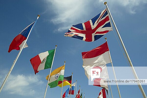 Union Jack und andere Länder der Welt Internationale Flaggen wehen