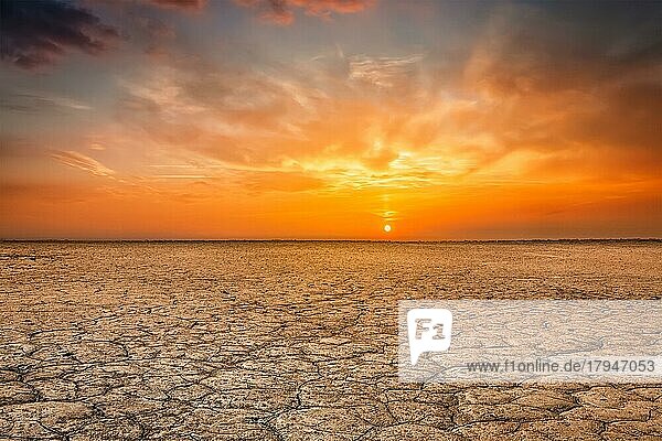 Global worming Konzept  rissig verbrannte Erde Boden Dürre Wüste Landschaft dramatischen Sonnenuntergang