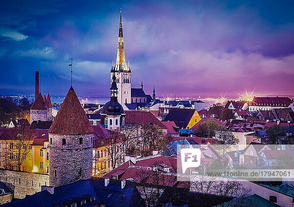 Vintage Retro-Effekt gefiltert Hipster-Stil Bild von Tallinn Mittelalterliche Altstadt in der Abenddämmerung beleuchtet  mit dramatischen Himmel Estland