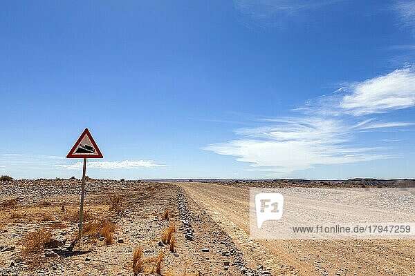 Verkehrsschild mit Warnung  Schotterpiste  Namibia  Afrika