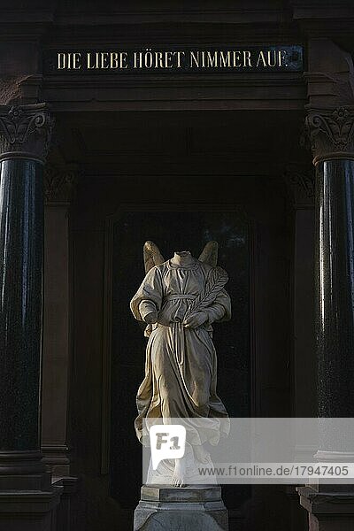 Deutschland  Berlin  30. 10. 2021  Parochial-Friedhof  Grabmahl  Engel ohne Kopf  Die Liebe höret nimmer auf  Europa