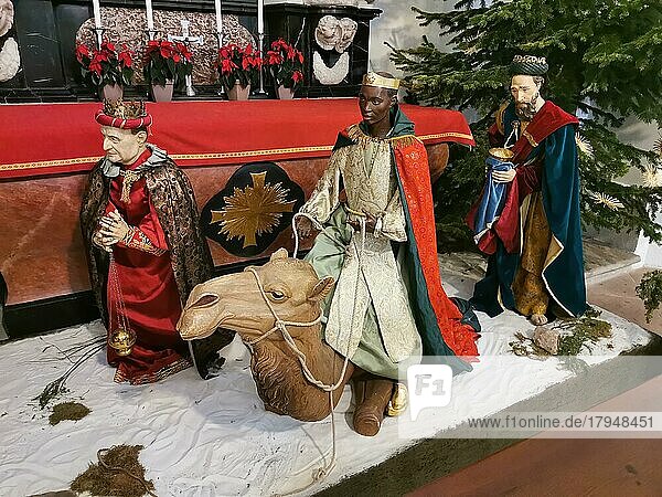 Heilige drei Könige an der Weihnachtskrippe im Dom zu Fulda  Hessen  Deutschland  Europa