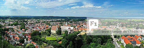 Luftaufnahme vom Fuggerschloss in Babenhausen bei schönem Wetter. Unterallgäu  Schwaben  Bayern  Deutschland  Europa