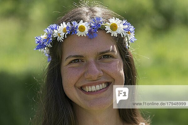 Portrait einer Braut mit Blumenkranz im Haar  Mecklenburg-Vorpommern  Deutschland  Europa