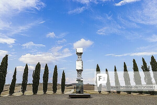 Kunstobjekt umrahmt mit Zypressen (Cupressus)  nahe San Quirico  Val dOrcia  Toskana  Italien  Europa