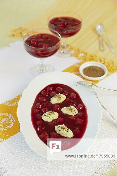 Schwäbische Küche  süße Grießklößen mit Kirschkompott  Süßspeise  Obst  vegetarisch  Nachspeise  Dessert  Glaskelche  Dessertschalen  typisch Schwäbisch neu interpretiert  Traditionsküche  Foodfotografie  Studio  Deutschland  Europa