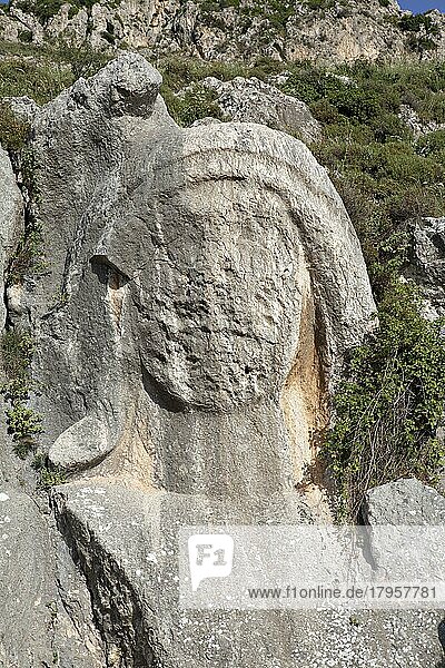 Das Charonion der Hölle (Wassermann der Hölle) befindet sich nördlich der Höhlenkirche von St. Pierre (ca. 200 m) und ist eine antike geschnitzte Steinbüste im Berghang oberhalb von Antakya