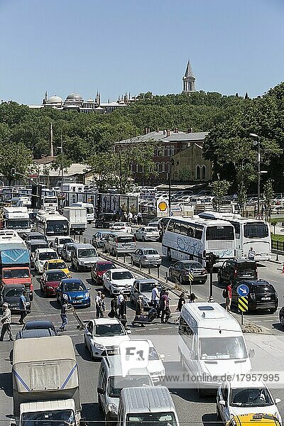 ISTANBUL  TÜRKEI  MAI  18  2013. Menschen in der täglichen Hektik von Istanbul am Mai  25  2013. Eminonu einer der am meisten überfüllten Stadtteil von Istanbul