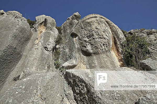 Das Charonion der Hölle (Wassermann der Hölle) befindet sich nördlich der Höhlenkirche von St. Pierre (ca. 200 m) und ist eine antike geschnitzte Steinbüste im Berghang oberhalb von Antakya