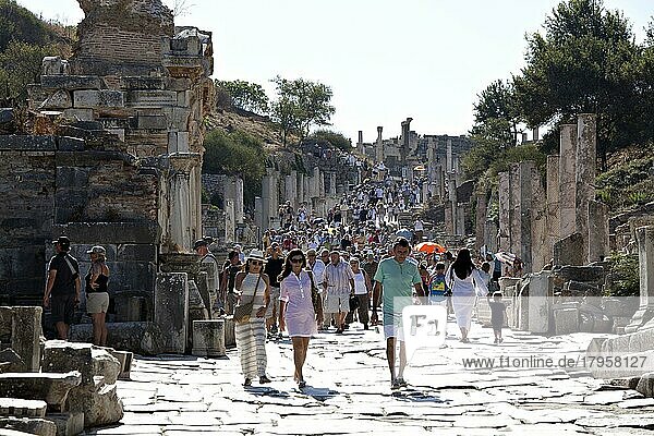 Touristen  die auf der Kuretes-Straße spazieren gehen. Die Straße ist eine der Hauptstraßen von Ephesus  210m lang  die das Magnesia-Tor mit dem Koresos-Tor verbindet. Dieser Weg war früher als Cotege Pfad der Ar...  Izmir  Türkei  Asien