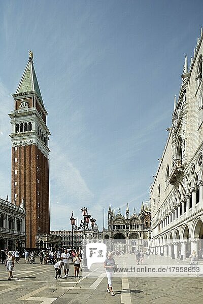 Touristen auf dem Markusplatz  Venedig  Italien. Der Markusplatz ist das wichtigste internationale Wahrzeichen von Venedig  Venedig  Italien  Europa