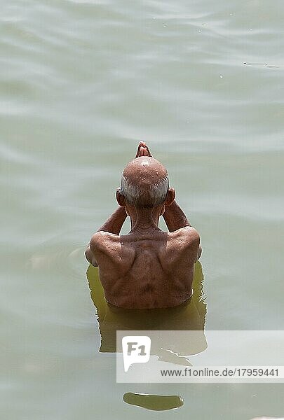 Vor Sonnenaufgang steigen die Gläubigen in den Ganges  um sich spirituell zu reinigen  Varanasi  Indien  Asien