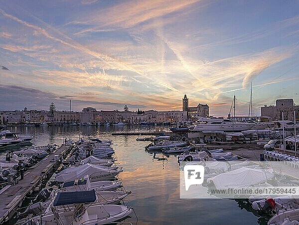 Sonnenuntergang im Hafen von Trani  Bari  Apulien  Apulien  Süditalien  Italien  Europa