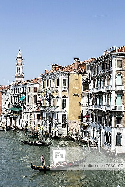 Touristen und Gondeln in Venedig  Venedig  Italien  Europa