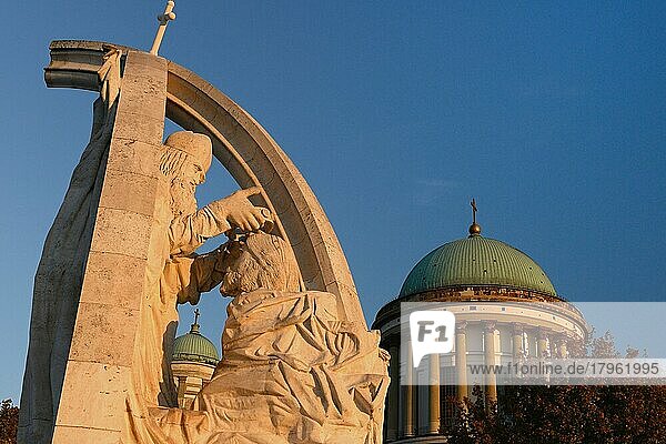 Kuppel der Basilika und Skulptur  Esztergom  Ungarn  Europa