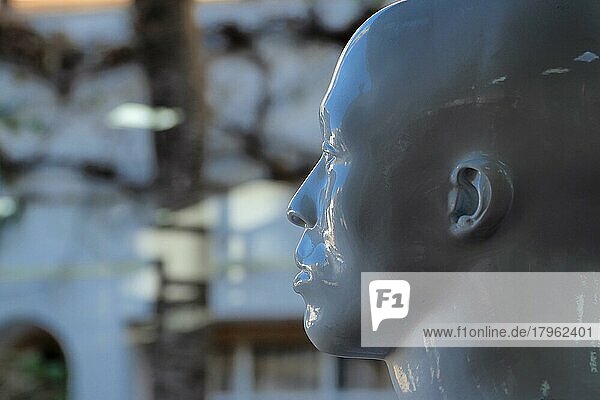 Weißer  kahler Kopf einer Schaufensterpuppe in Laden  Kopf einer Schaufensterpuppe im Profil