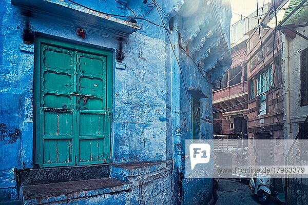 Blaue Häuser in den Straßen von Jodhpur  auch bekannt als Blaue Stadt wegen der leuchtend blau gestrichenen Brahmanenhäuser  Jodhpur  Rajasthan  Indien  Asien