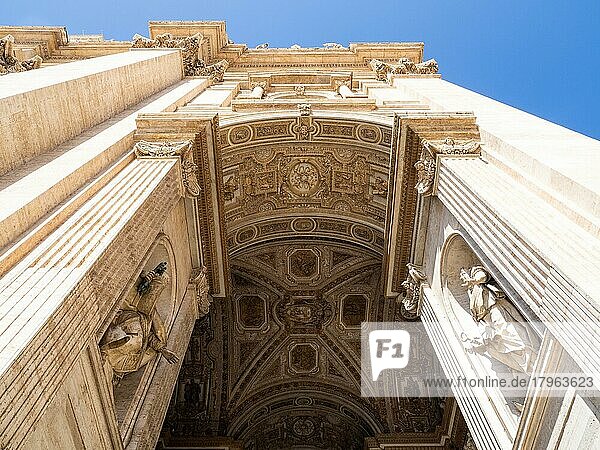 Kunstvolle Decke  Petersdom  Vatikan  Rom  Italien  Europa