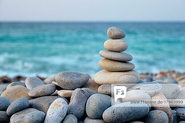 Gestapelte Steine am Strand  Entspannung