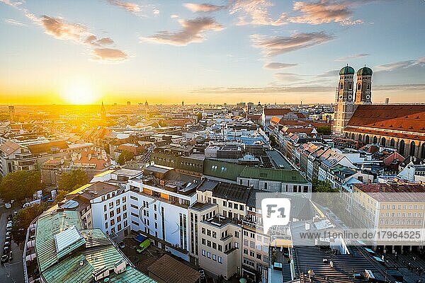 Luftaufnahme von München und der Frauenkirche von St. Peter aus bei Sonnenuntergang. München  Deutschland  Europa