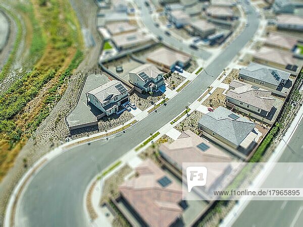 Luftaufnahme eines bewohnten Häuserviertels mit Tilt-Shift-Unschärfe
