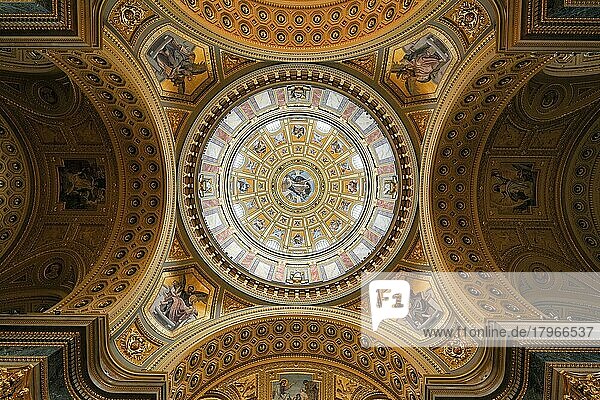 Kunstvoll verziertes Gewölbe  Kuppel mit Fenster  St. Stephans-Basilika  Innenansicht  Szent István tér  Stadtteil Pest  Budapest  Ungarn  Europa