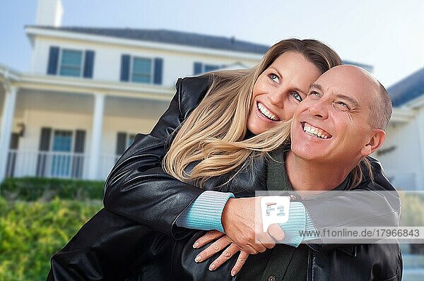 Glückliches Paar  das sich vor einem schönen Haus umarmt