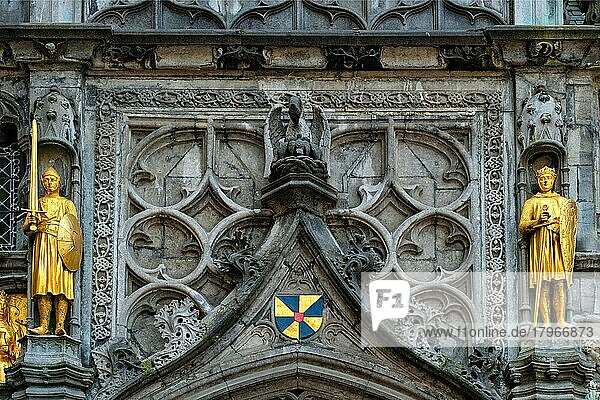 Goldene Statuen und architektonische Details an der Fassade über dem Eingang der Basilika des Heiligen Blutes in Brügge  Belgien  Europa