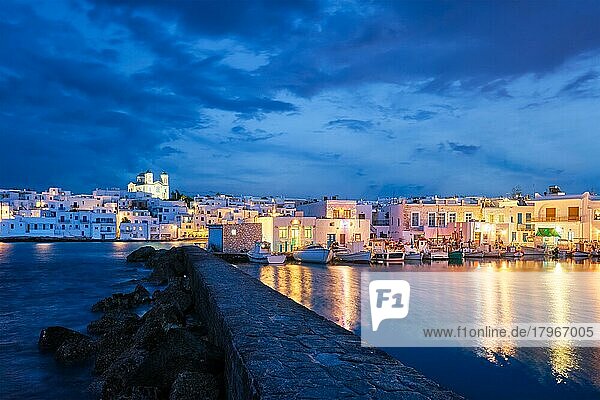 Malerischer Blick auf die Stadt Naousa in der berühmten Touristenattraktion der Insel Paros  mit traditionellen weiß getünchten Häusern und vertäuten Fischerbooten  abends beleuchtet sind  Griechenland  Europa